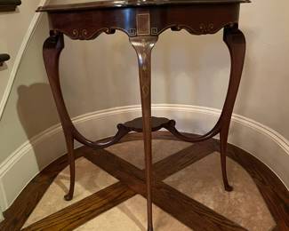 Antique English Edwardian side table with inlay inserts in precious woods. Circa late 1900's.