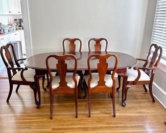 QUEEN ANNE MAHOGANY DINING TABLE WITH 2 LEAVES AND 6 CHAIRS - 2 CAPTAINS CHAIRS - 4 SIDE CHAIRS