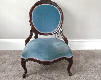 CIRCA 1930 ANTIQUE VICTORIAN PARLOR LADIES SIDE CHAIR IN CUSTOM BLUE UPHOLSTERY