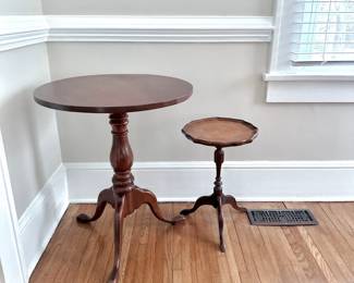 PAIR OF ANTIQUE ROUND PARLOR PEDESTAL TABLES - SOLID WOOD - MAHOGANY