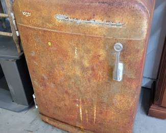 Frigidaire Bar Fridge 
Needs restored