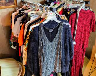 Almost 1000 pieces of woman's clothing.... Many sizes ... Mostly sizes ranging from 10 to 14 ... A real opportunity for re-sellers of woman's clothing ! ! 