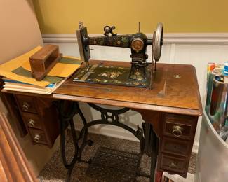 . . . love this Howe sewing machine -- probably the prettiest machine I've ever seen