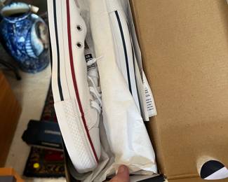 brand new converse never worn in box size 8 1/2