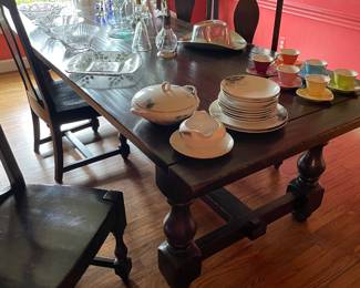 Pottery Barn extension table (2 leaf extensions) and 6 side chairs in LIKE NEW condition.
