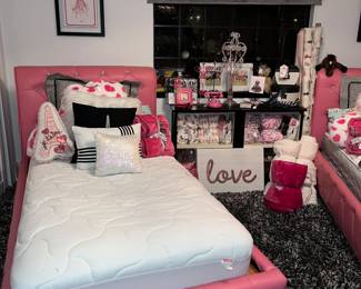 The absolute sweetest girls room 🩷 