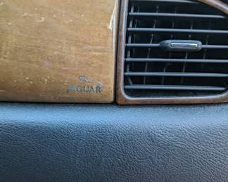 CLOSE UP OF JAGUAR LOGO ON FRONT TRIM, PASSENGER SIDE