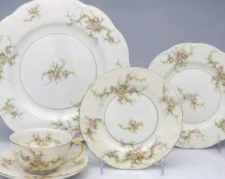 Mint condition full service!  HAVILAND ROSALINDE 