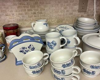VERY LARGE SET OF PFALTZGRAFF DINNERWARE.
