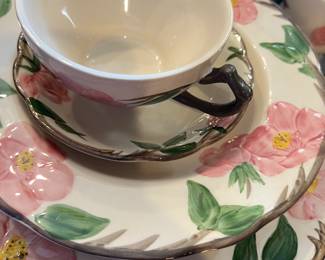 EXTENSIVE FRANCISCAN CHINA "DESERT ROSE" PATTERN