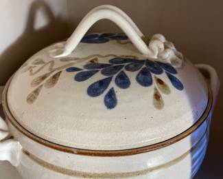 Pottery serving dish 