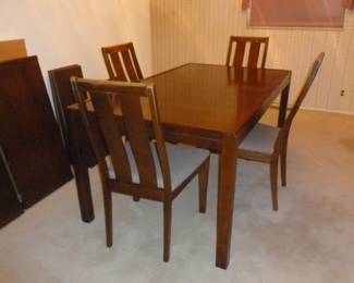 Mid-century Table w/4 chairs & 2 leaves & pads
