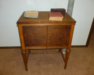 Beautiful vintage sewing cabinet (with machine)
