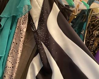 mostly sizes 4-6 or medium of these formal dresses   this one is jessica mcCLINTOK= score !!!