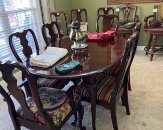Kincaid dining table with 6 chairs and 2 leaves