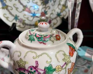 103 pieces of Jingdezhen Zhongguo Butterfly China Set - 8 ten piece place settings plus = 20% off