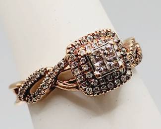Gold & diamond ring 