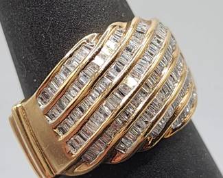 Gold & diamond ring 