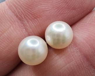Pearl earrings 