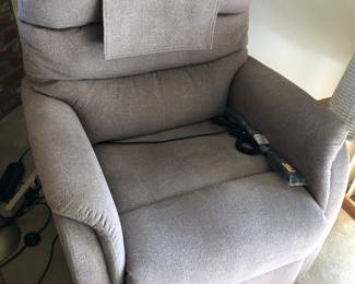 Power lift chair-like new!