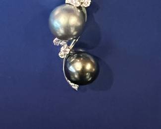 RARE TASAKI TAHITIAN PEARL SUITE EARRINGS & Drop Pendant GORGEOUS from Japan!!
18kt Tahitian Diamond Double Pearl Drop Pendant ~~~ Exquisite Quality!!!