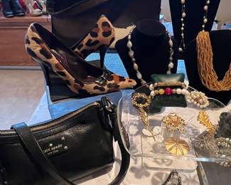 Designer Handbags ~~~~ KATE SPADE - VINTAGE Leather & Cowhide Mexico Handbag + Cole Haan Large
Leather black
Payson Tote