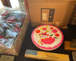 HAPPY BIRTHDAY CAKE STAND. WOW. 