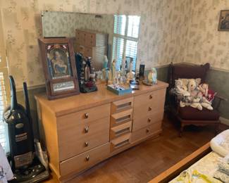 BLONDE VINTAGE BEDROOM FURNITURE 