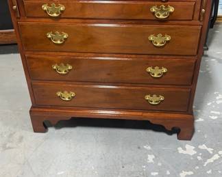 Williamsburg Adaptation Kittinger Bachelors Chest