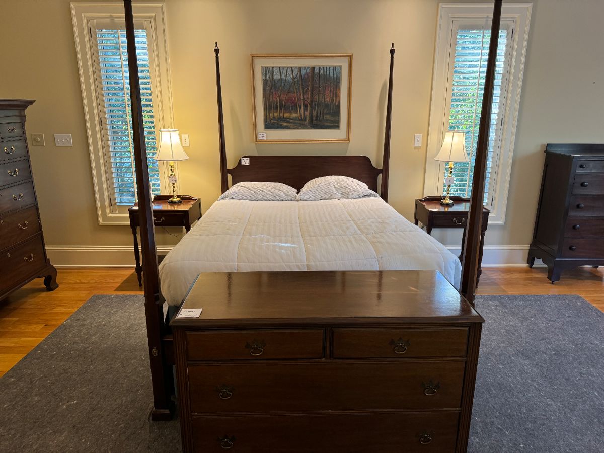 Henkel Harris Queen Size Pencil Post Bed