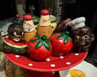 Vintage salt n pepper shakers 