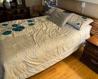 QUEEN TEMPURPEDIC ADJUSTABLE BED
