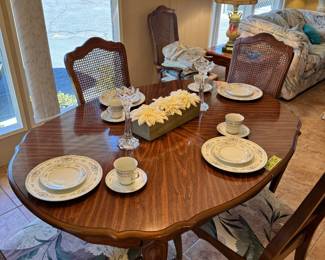 Pristine condition Dining Set w/ 2 Leaves and 6 chairs, includes table pads
