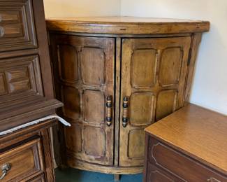 Corner cabinet