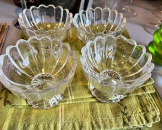 Set of 4 Clear Glass Compote with Pedestal Base and Scalloped Edge
