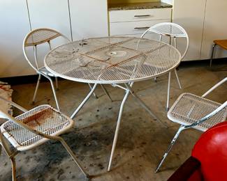 Metal patio set needs spray paint