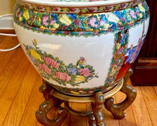 Large Chinese vase on stand