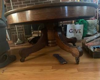 round oak table 