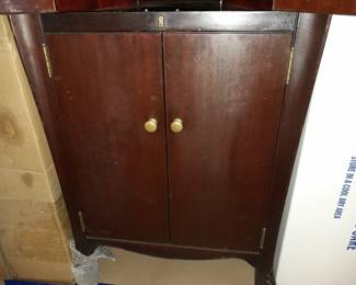 BEAUTIFUL Antique Victrola Player In Wooden Cabinet W/ Crank Handle