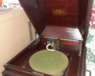 BEAUTIFUL Antique Victrola Player In Wooden Cabinet W/ Crank Handle