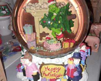 Vintage Grinch Snowglobe