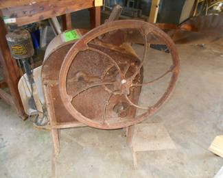 Vintage aNTIQUE CORN SHELLER, believed to be a John Deere  1915