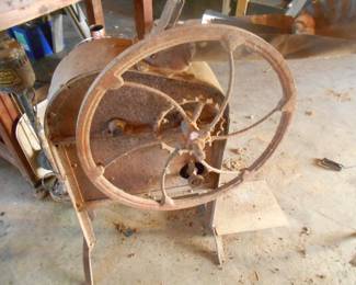 ANTIQUE CORN SHELLER BELIEVE ITS A JOHN DEERE CIRA 1915