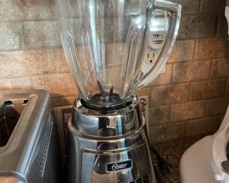 OSTER GLASS CARAFE BLENDER