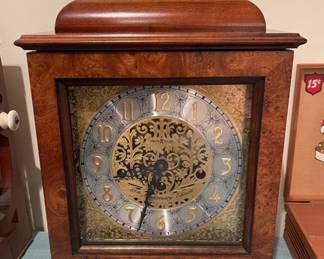 VINTAGE HOWARD MILLER MANTEL CLOCK WORKS GREAT 
