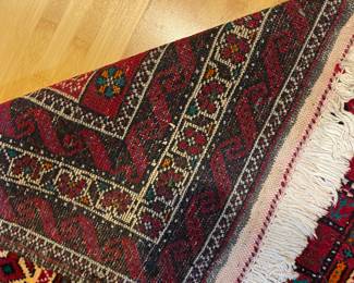 closeup of the back of the runner.