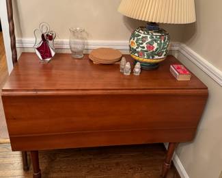 Drop leaf table
