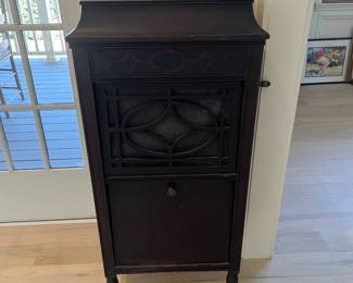 ANTIQUE PHONOGRAPH