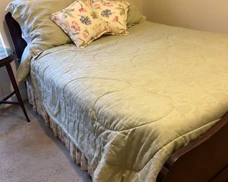 Antique Bed 
Bedding 