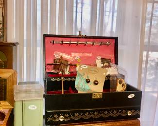 Items Located In The 3rd Bedroom (MASTER)